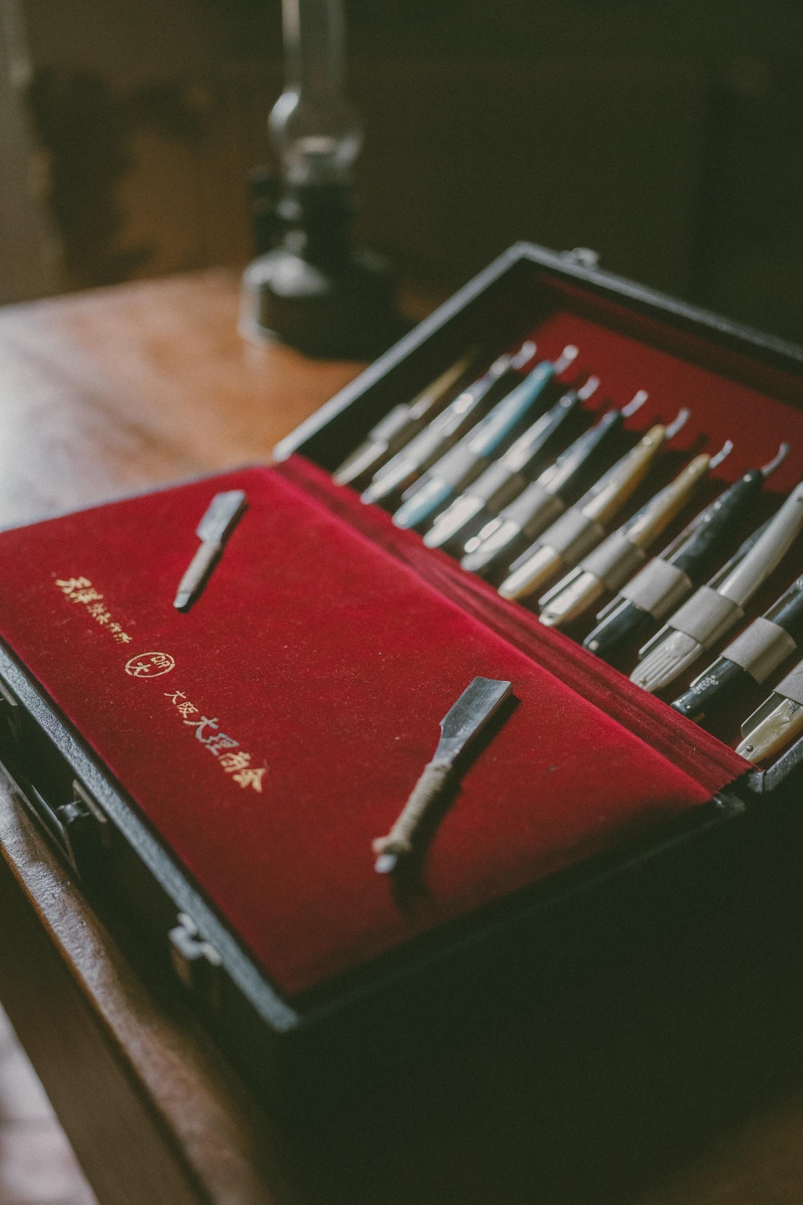Collection de rasoirs droits et outils de barbier anciens